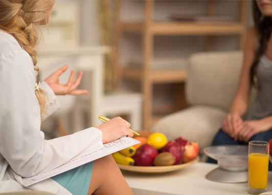 Camici bianchi bocciati in nutrizione: all’università non si studia abbastanza il rapporto tra cibo e salute