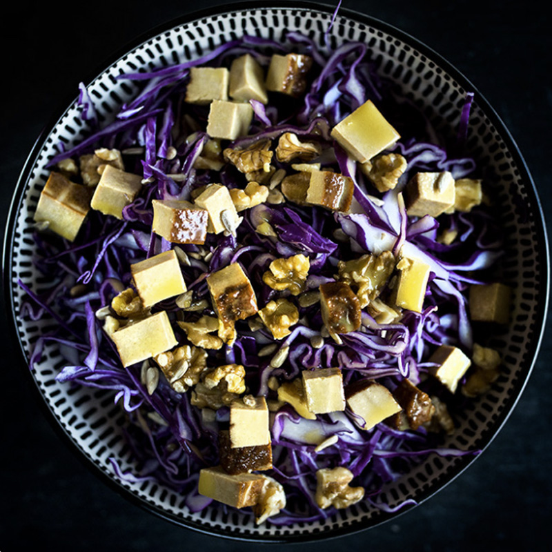 Insalata di tofu affumicato e cavolo viola