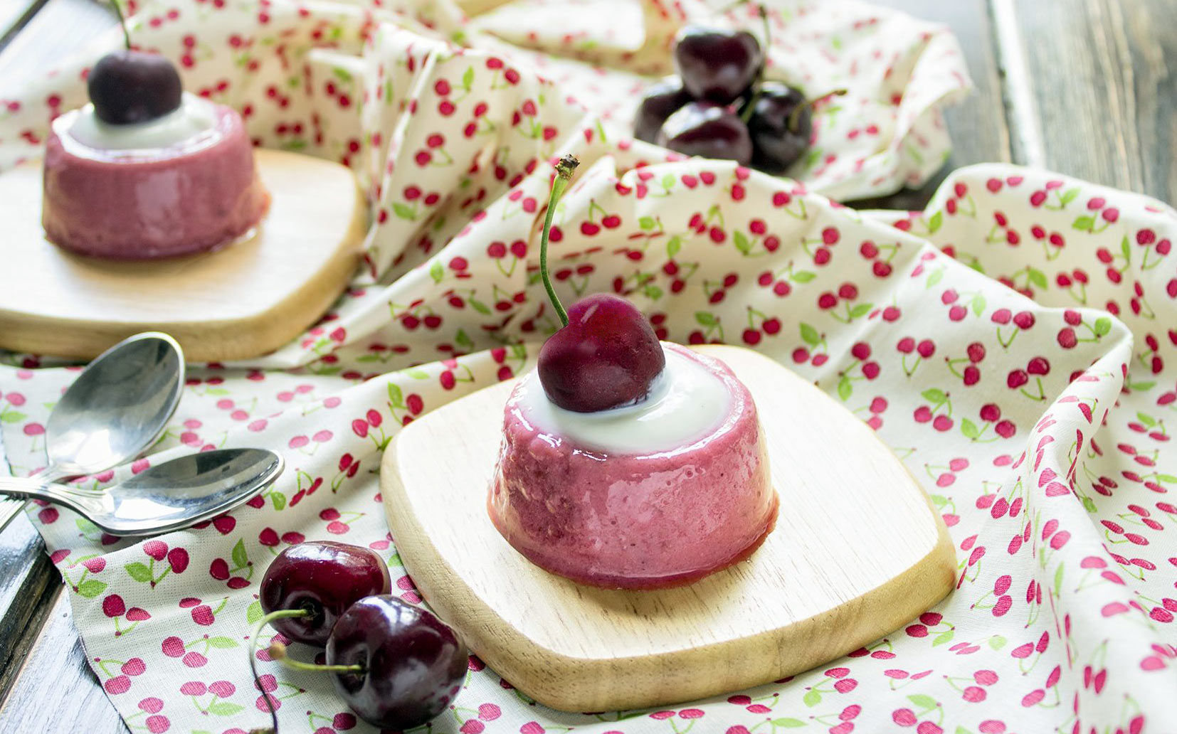 Budino di ciliegie al latte di mandorla