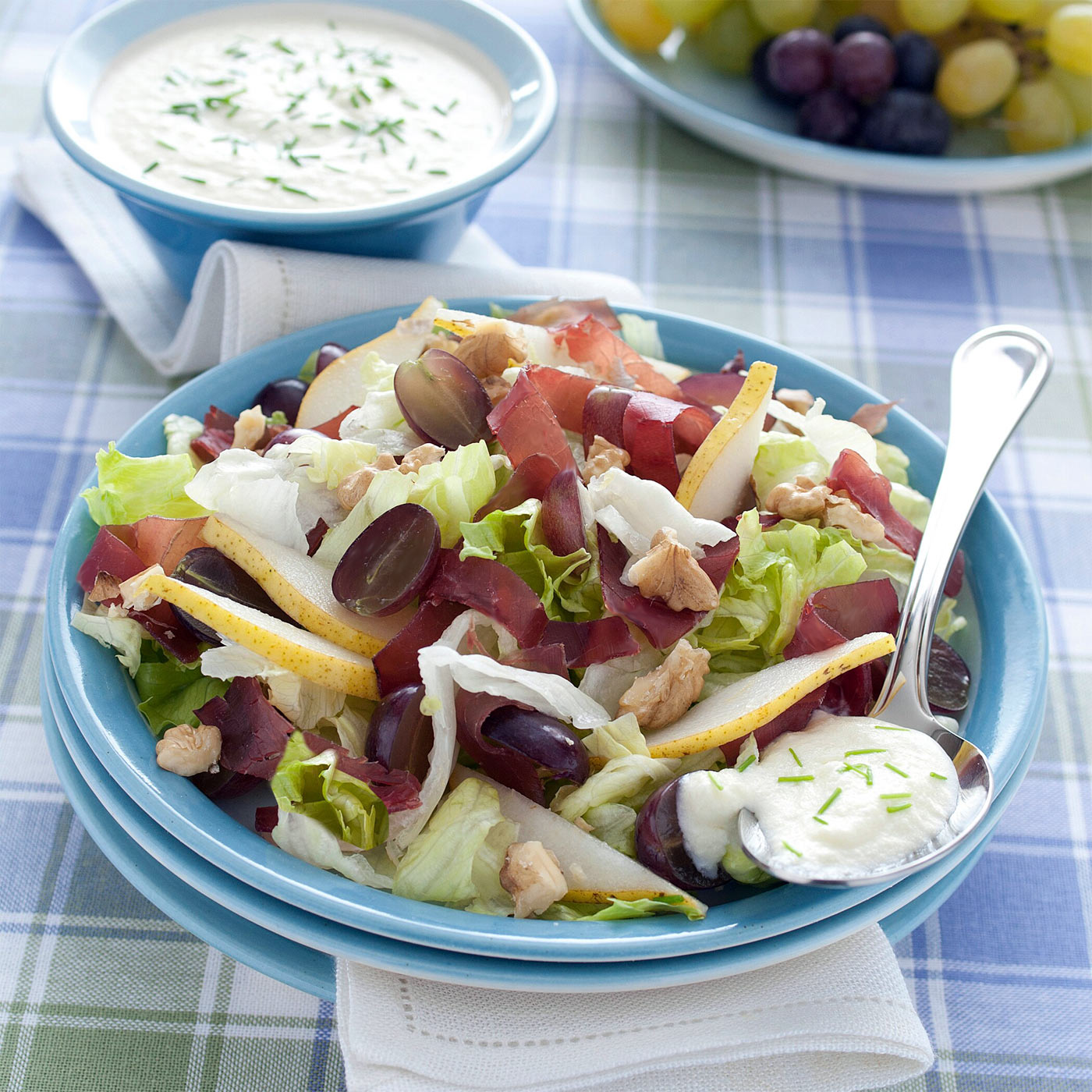 Insalatona con pere e uva