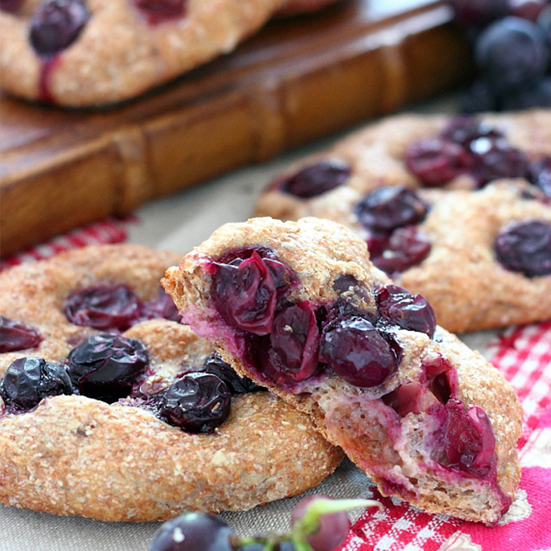 Schiacciatine di grano saraceno all’uva rossa